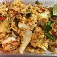 กะเพราสุริยา ตลาดท่าพระรุ่งเรือง