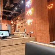 บรรยากาศ Nice Two Meat U The Mall Bangkae ชั้น 2