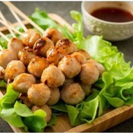 โคตรลูกชิ้นทอด  น้ำจิ้มรสเจ็บๆสูตรสุโข๋ทัย โคตรลูกชิ้นทอด น้ำจิ้มรสเจ็บๆตลาดวินเทจมาร์เก็ตสาขาแมนฮัตตั้น