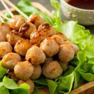 โคตรลูกชิ้นทอด  น้ำจิ้มรสเจ็บๆสูตรสุโข๋ทัย โคตรลูกชิ้นทอด น้ำจิ้มรสเจ็บๆตลาดวินเทจมาร์เก็ตสาขาแมนฮัตตั้น