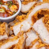 ส้มตำใต้สะพานลอย (ข้าวขาหมู ส้มตำ ยำ ลาบ น้ำตก คอหมูย่าง ไก่ย่าง ต้มแซ่บ ต้มยำ) 215 สุคนธสวัสดิ์ ลาดพร้าว