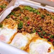 เมนูของร้าน กระเพรากระทะร้อน ถนนเส้นวัดโล่ห์อ่างทอง