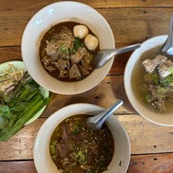 ก๋วยเตี๋ยวเรือโอฬาร ณ สันป่าข่อย