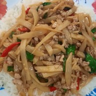 ขาหมู หมูกรอบ by ป้าติ้ว