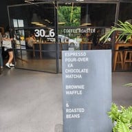 หน้าร้าน ไล-บรา-รี่ : a COFFEE ROASTER by li-bra-ry warehouse 30 , เจริญกรุง 30