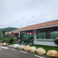 บรรยากาศ Oliva View De Cafe อยู่ ด้านใน Swiss Valley Hip Resort