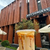 บอททอมเลส ทองหล่อ - Thonglo Road (ร้านกาแฟ บอททอมเลส)