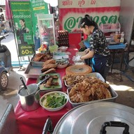 บรรยากาศ ขาหมู หมูกรอบ by ป้าติ้ว