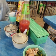 ขาหมู หมูกรอบ by ป้าติ้ว