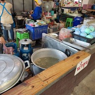 บรรยากาศ ขาหมู หมูกรอบ by ป้าติ้ว