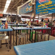 บรรยากาศ ขาหมู หมูกรอบ by ป้าติ้ว