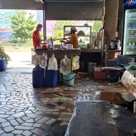 บรรยากาศ ใสสะอาดก๋วยเตี๋ยวลูกชิ้นน้ำใส พระราม5