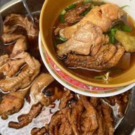 เตี๋ยวไก่ตุ๋นหมูตุ๋นตามสั่งแม่ใจ สาขาวงเวียน