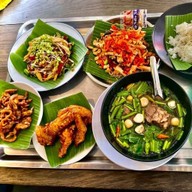 ออกัสกาแฟสด & ชงนม ข้าวโพดคลุกเนย ลูกชิ้นปิ้ง