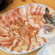 ครอบครัวหมูกระทะ กุ้งแม่น้ำเผา บรรทัดทอง สาขาบรรทัดทอง