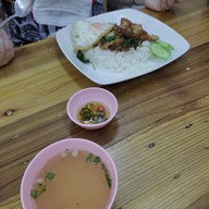 เมนูของร้าน ก๋วยจั๊บปองพล ซ.โรงพยาบาลสินแพทย์รามอินทรา