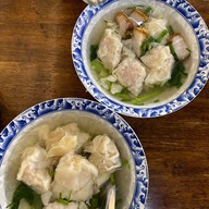 ก๋วยเตี๋ยวต้มยำหมูเด้ง  ข้าวหมูแดง บะหมี่เกี๊ยว จงเจริญ เกษตร