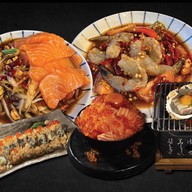 คักเนาะ อีสานกายะ x Crazy Sushi หมู่บ้านสัมมากร