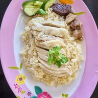 เมนูของร้าน ข้าวมันไก่ ข้าวขาหมู อาหารตามสั่ง