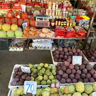 ตลาดกลางดง