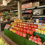 ตลาดกลางดง