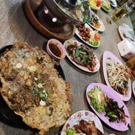 เมนูของร้าน ร้านลาบยโส หน้าตลาดฐานเพรช