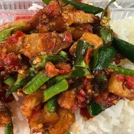 กะเพราสุริยา ตลาดท่าพระรุ่งเรือง