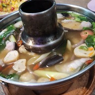 เมนูของร้าน ร้านลาบยโส หน้าตลาดฐานเพรช