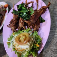 เมนูของร้าน ร้านลาบยโส หน้าตลาดฐานเพรช