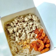 บ้านหมี่คลุก (ข้าวไข่ข้น ยำเส้นแก้วและหมี่ไก่ฉีก)