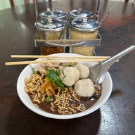 ก๋วยเตี๋ยว สูตรพริกไทยดำ หมูตุ๋น เนื้อตุ๋น (สาขา2)