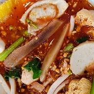 ฮ้งลูกชิ้นปลาเยาวราช ข้าวหมูแดง บะหมี่เกี๊ยว