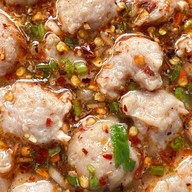 ต้นเรือน ก๋วยเตี๋ยวหมูเด้งต้มยำ กระเพราไร้น้ำมัน ตามสั่ง หมูกรอบ กาแฟ ทาวน์อินทาวน์