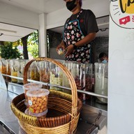 หน้าร้าน ไอติมไข่แข็งเมืองทอง