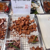 หมูทอด ตลาดนัดเอื้ออาธรบึงกุ่ม