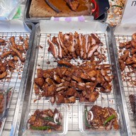 หมูทอด ตลาดนัดเอื้ออาธรบึงกุ่ม