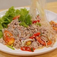 ยำมะม่วงปูม้า  ยำมาม่าหมูสับ ยำวุ้นเส้นหมูสับ  เขียวโซดา แดงโซดา น้ำผึ้งมะนาว เป็นต้น เจ้าเจ็ด