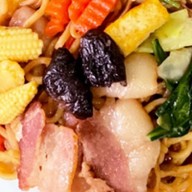 ข้าวไข่ข้น/กะเพรา & ผัดหมี่ซั่ว by Room C_19