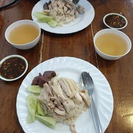 เอก ข้าวมันไก่ประตูน้ำ ตรงข้าม รพ.หัวเฉียว