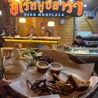 หมูปลาร้าฮีโร่ แยกคอกวัว (สาขาถนนข้าวสาร) ถนนข้าวสาร