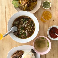 ⭐ก๋วยเตี๋ยวเนื้อนายหมี รัชดา เนื้อตุ๋น ข้าวไข่ข้น หมี่คลุกไก่ฉีก  กะเพรา คั่วพริกเกลือ👍 ⭐ดินแดง รัชดา