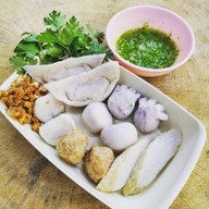 เจ้าหลงลูกชิ้นปลา บางรัก