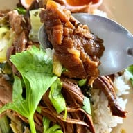 ข้าวแกงน้องอ้อย สี่แยกผู้ใหญ่ปลื้ม