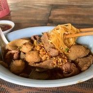 เมนูของร้าน ก๋วยเตี๋ยวลิ้นวัว เจ๊เจ็งตาคลี