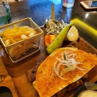 Beirut Lebanese Restaurant พร้อมพงษ์