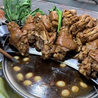 ข้าวขาหมูสีลม กับ กะเพราขาหมูโครตอร่อย ท่าข้าม28