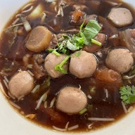 เมนูของร้าน ก๋วยเตี๋ยวในซอยbyนายเอื้อ