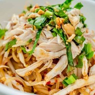 ก๋วยเตี๋ยวต้มยำไก่ฉีก โกลด์สน พัฒนาการ