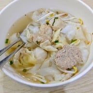 เมนูของร้าน ฮ้งลูกชิ้นปลาเยาวราช ข้าวหมูแดง บะหมี่เกี๊ยว