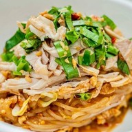 ก๋วยเตี๋ยวต้มยำไก่ฉีก โกลด์สน พัฒนาการ